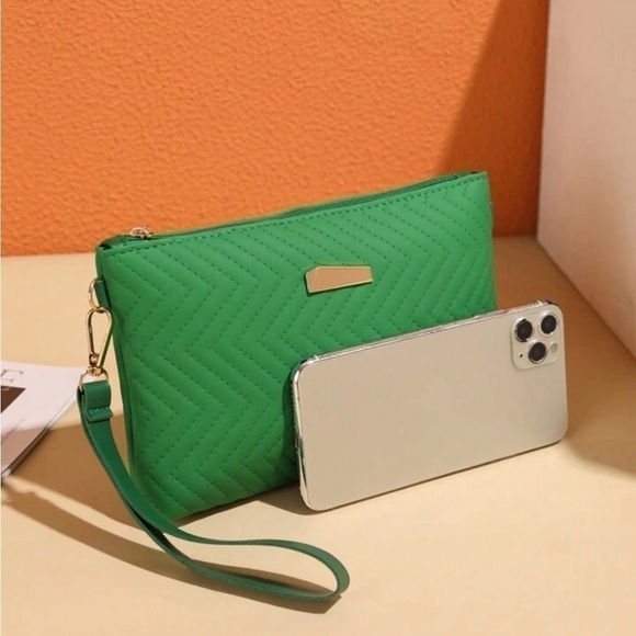 Quilted Green Shoulder Bag with Gold Chain Strap - Chic & Versatile - Picture 5 of 8